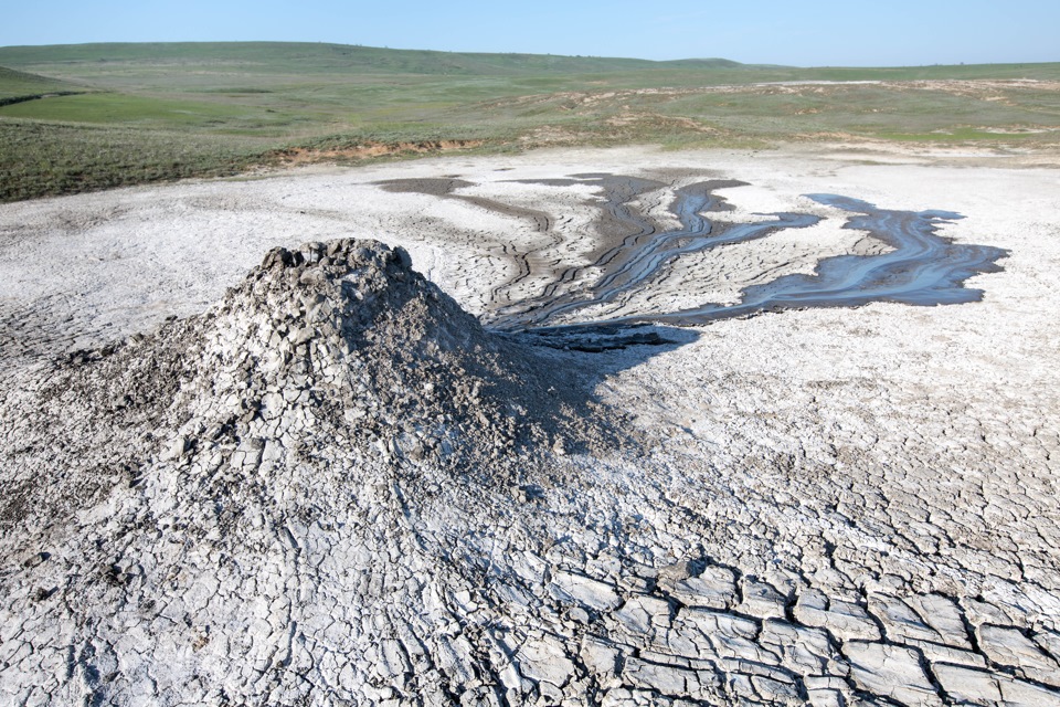 Грязевые вулканы керчь бондаренково. Булганакские грязевые вулканы керчь. Булганакские грязевые вулканы керчь. Есть в крыму вулкан. Сопка джау-тепе в крыму.