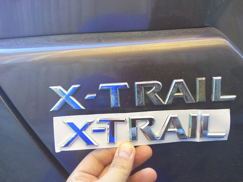 Клеим буквы. X-Trail наклейки. X-Trail надпись. Ниссан х-Трейл надпись. Наклейки Nissan Liberty.