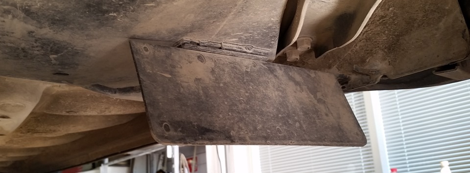 Перед задним правым колесом такая защита есть. — Subaru Forester (SH)