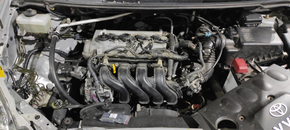 Замена наконечников катушек зажигания — Toyota Corolla Spacio (E121), 1 ...