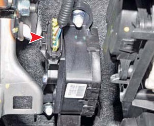 Где находится датчик педали акселератора Круиз-контроль! - Hyundai Solaris, 1,4 л, 2011 года электроника DRIVE2