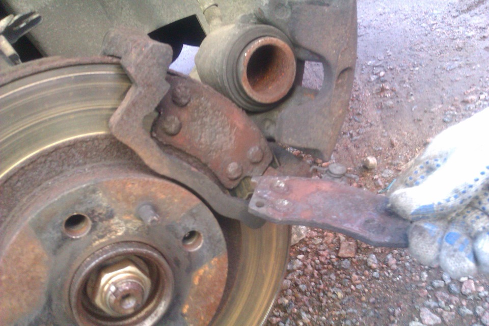 Замена колодок и верхней гитары — LADA Приора седан, 1,6 л., 2008 года ...