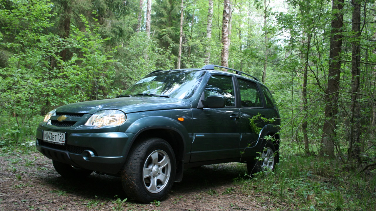 Chevrolet Niva зеленая