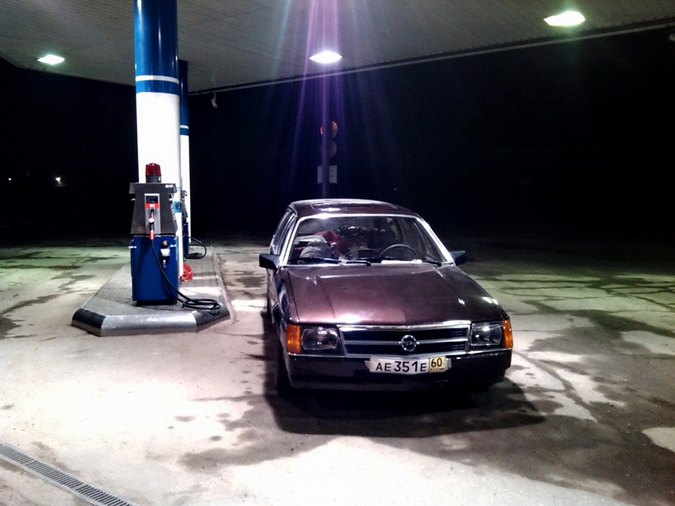 временно бомжопель, заправил немного топлива… — Opel Rekord E