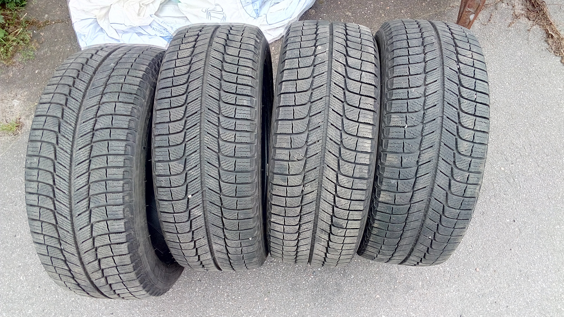 Michelin x ice 3 r17. Michelin x-Ice 3 215 50 r17. Michelin x-Ice 225/50 r17. Шины Континенталь 215/55 r16 липучка. Delinte 215/50 r17 липучка.