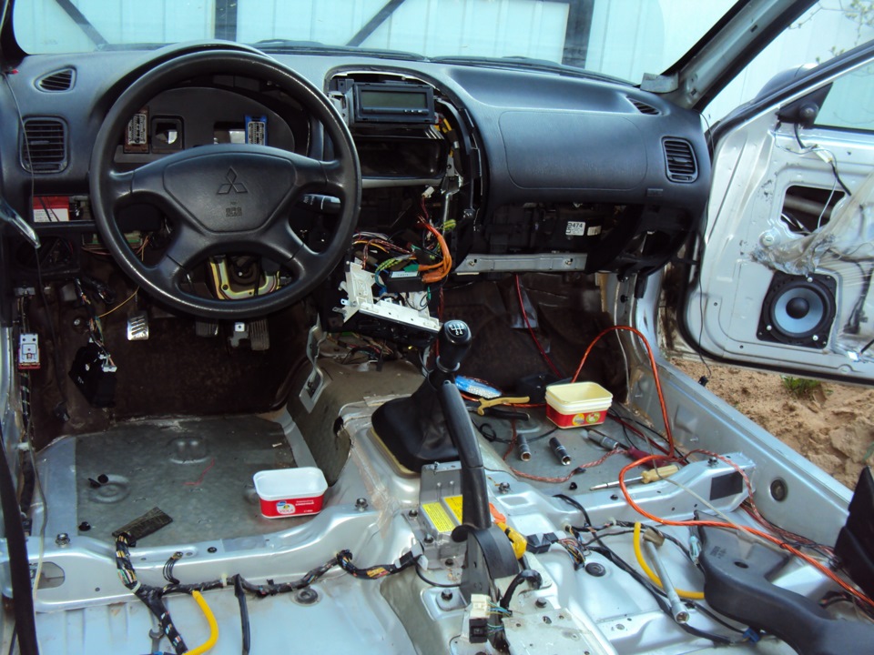 По ту сторону приборной панели. - Mitsubishi Space Wagon (2G), 2 л, 1994 года св