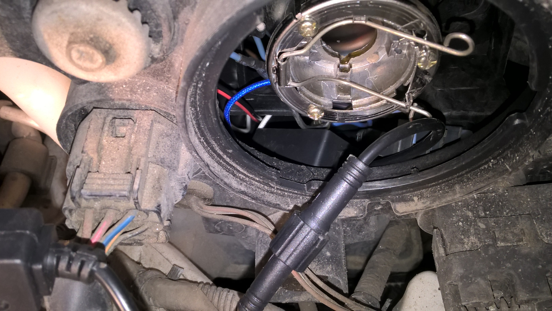 Fighter h4 led 6000к на kia rio 3. Трубка вентиляции фары киа рио 3. Установка лед ламп в бмв е 39. Установка лед ламп рио 3. Установка лед ламп рио 3.