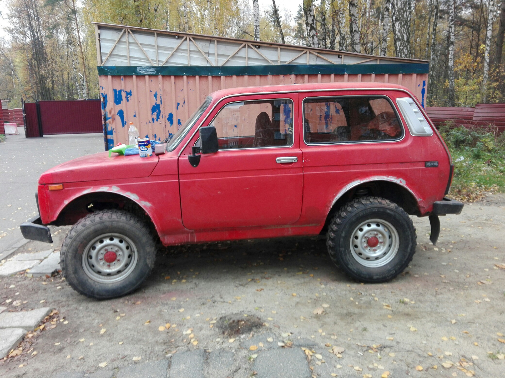 Красная нива. Нива красная 1998. Красная Нива 1995 с локерами. Лада 4x4 Ржавый. Красная Нива машина.