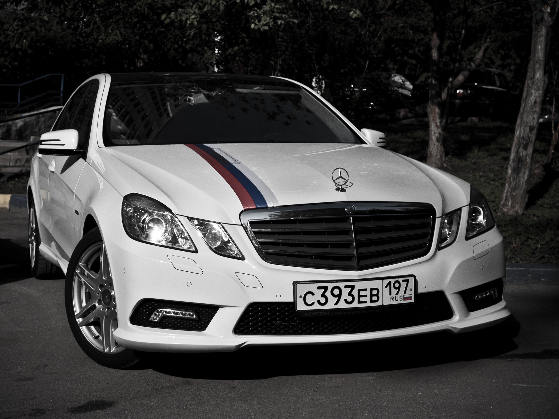 1 класс белая. Мерседес w212 AMG белый дорестайл. Мерседес w212 2010 белый. Mercedes Benz w212 AMG White Russia. 212 Мерседес дорестайл белый.