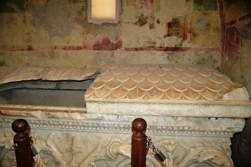 николая турция саркофаг. николай чудотворец турция демре мощи. мощи николая чудотворца в турции в музее анталии. церковь святого николая (демре). николай чудотворец турция демре мощи.