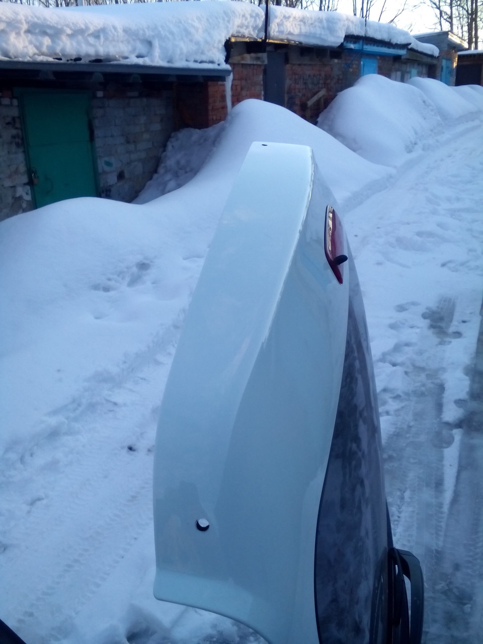 просверлил, сами полости двери вогруг отверстия залил мовилем — Lada Ларгус