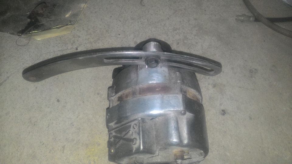 Подтяжка ремня генератора, или как открутить "круглый" болт — РАФ 2203 ...