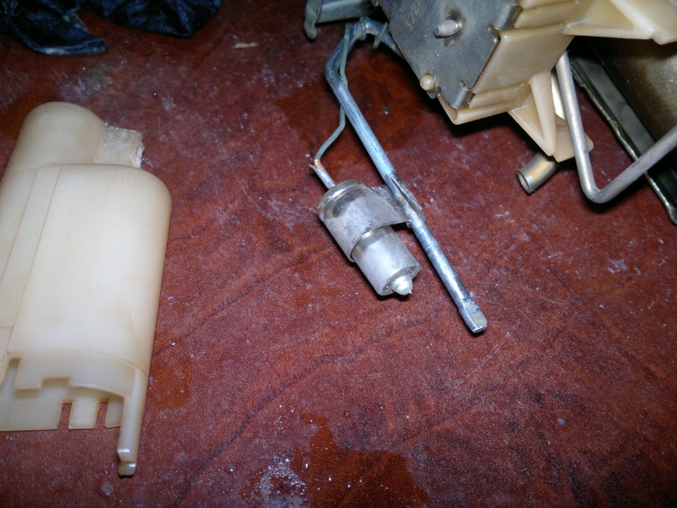 отцепляем пластиковую коробочку (слева) и видим колбу с датчиком (справа) — Toyota Vista (30)