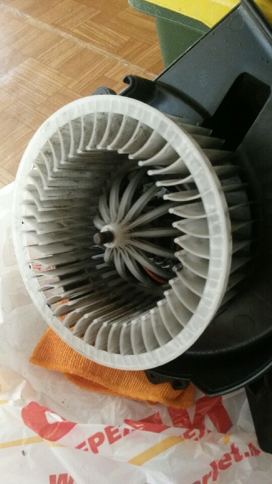 Вентилятор печки шкода фабия 2. Моторчик климата печки шкода рапид. Замена печки шкода румстер. Замена печки шкода румстер. Skoda fabia замена вентилятора печки.