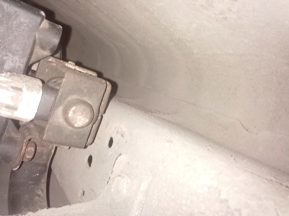 Чистка электромагнитного клапана абсорбера — Mitsubishi Lancer VIII, 2 ...