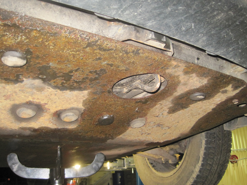 серьга для буксировки, там еще две побокам, наверно чтоб к тройке лошадей прицеплятся — Daewoo Leganza