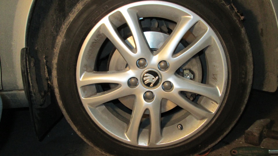 Замена тормозных дисков и колодок — Skoda Fabia Mk2, 1,4 л, 2008 года ...