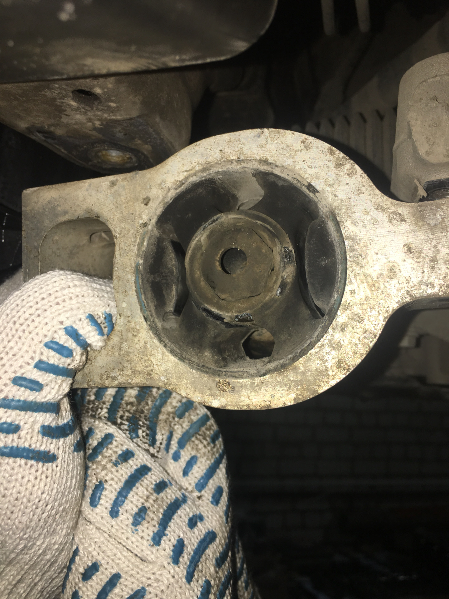 Замена заднего сайлентблока переднего рычага — Volkswagen Tiguan (1G ...