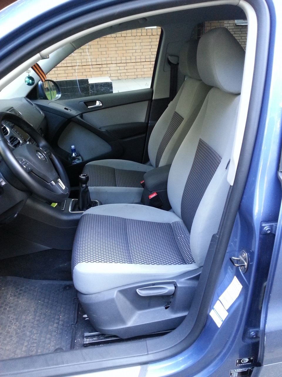 салон был стандартная серая ткань — Volkswagen Tiguan (1G)