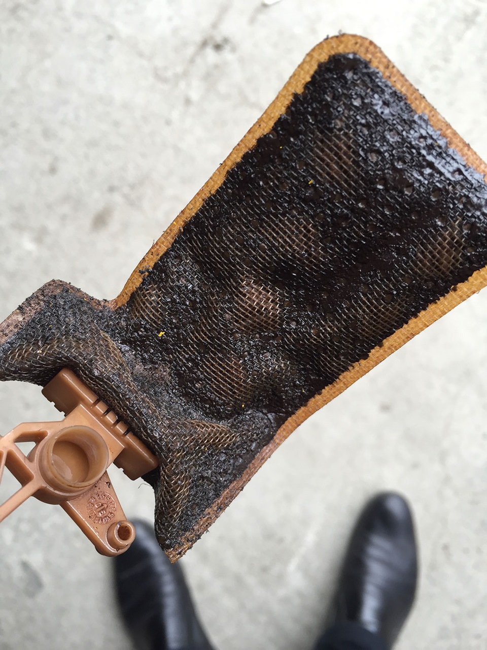 Чистка сетки бензонасоса — Volkswagen Passat B6, 2 л, 2006 года | визит ...