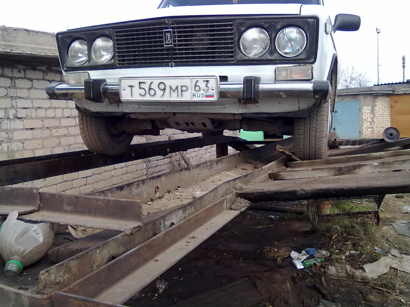 Чуть не слетел с эстакады, провалился на домкрате, неудачник дня))) — Lada  2106, 1,6 л, 1998 года | прикол | DRIVE2