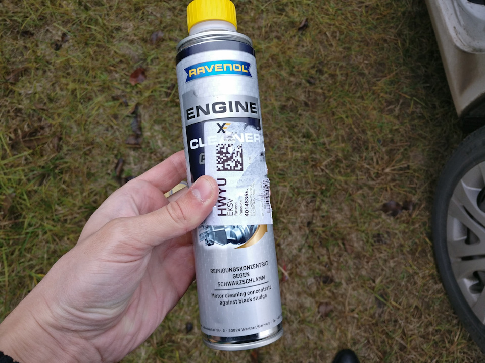 промывка. один флакон на 5 литров масла. Заливаешь в прогретый двигатель, 10 минут на холостом ходу и сливаешь масло. Старое масло было сильно черное — Toyota Corolla (140/150)