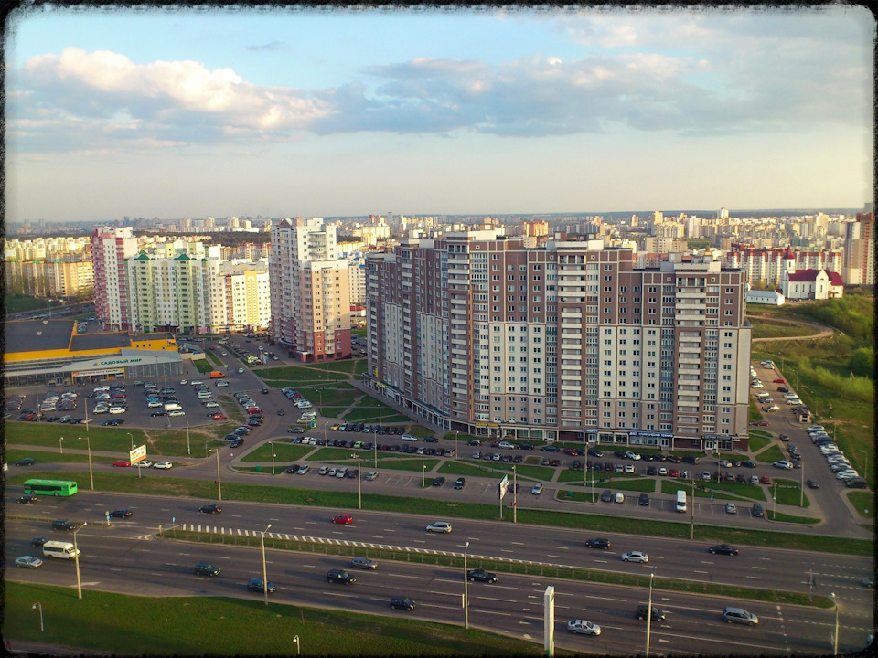 Вид на спальные районы Минска в районе улицы Притыцкого. В доме на переднем плане я и провел две ночи. — Москвич 408