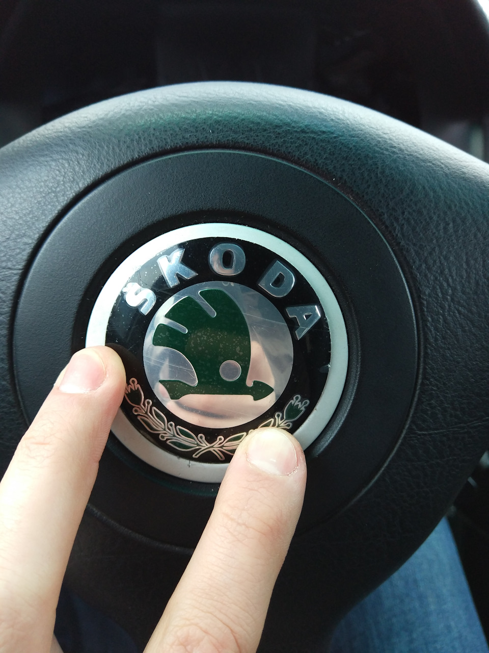 Как снять эмблему skoda с руля Руль Golf 4 (3х спицевый) + эмблема skoda 65мм - Skoda Octavia A4 Mk1, 1,8 л, 20