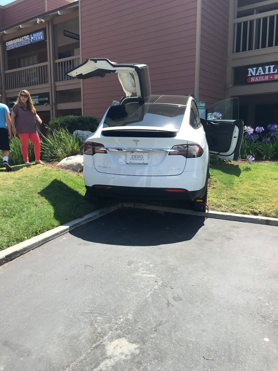 Владелец нового Tesla Model X обвинил производителя в непроизвольном  ускорении кроссовера — DRIVE2