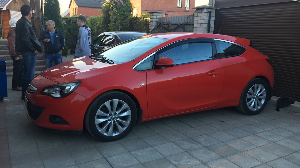 Передние тормозные диски и колодки — Opel Astra J, 1,4 л, 2012 года ...