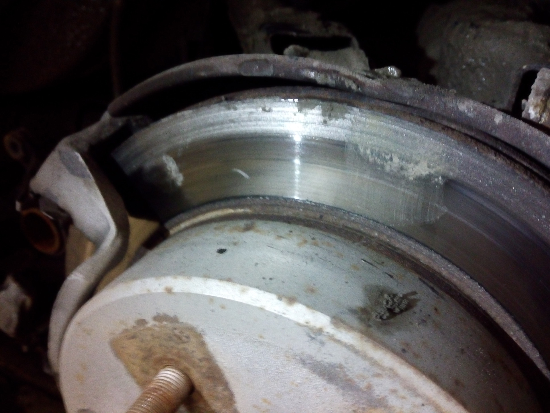 Задние колодки стерлись до металла — Nissan Laurel (C35), 2 л, 1998 ...