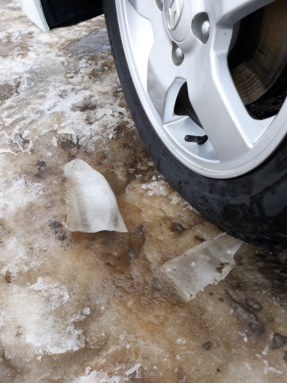 убрал шильдики и проверка грязи под подкрылками — Hyundai Solaris, 1,6 ...