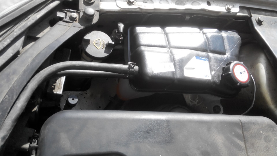 Потек расширительный бачок — Ford Mondeo III, 2 л, 2005 года | своими ...