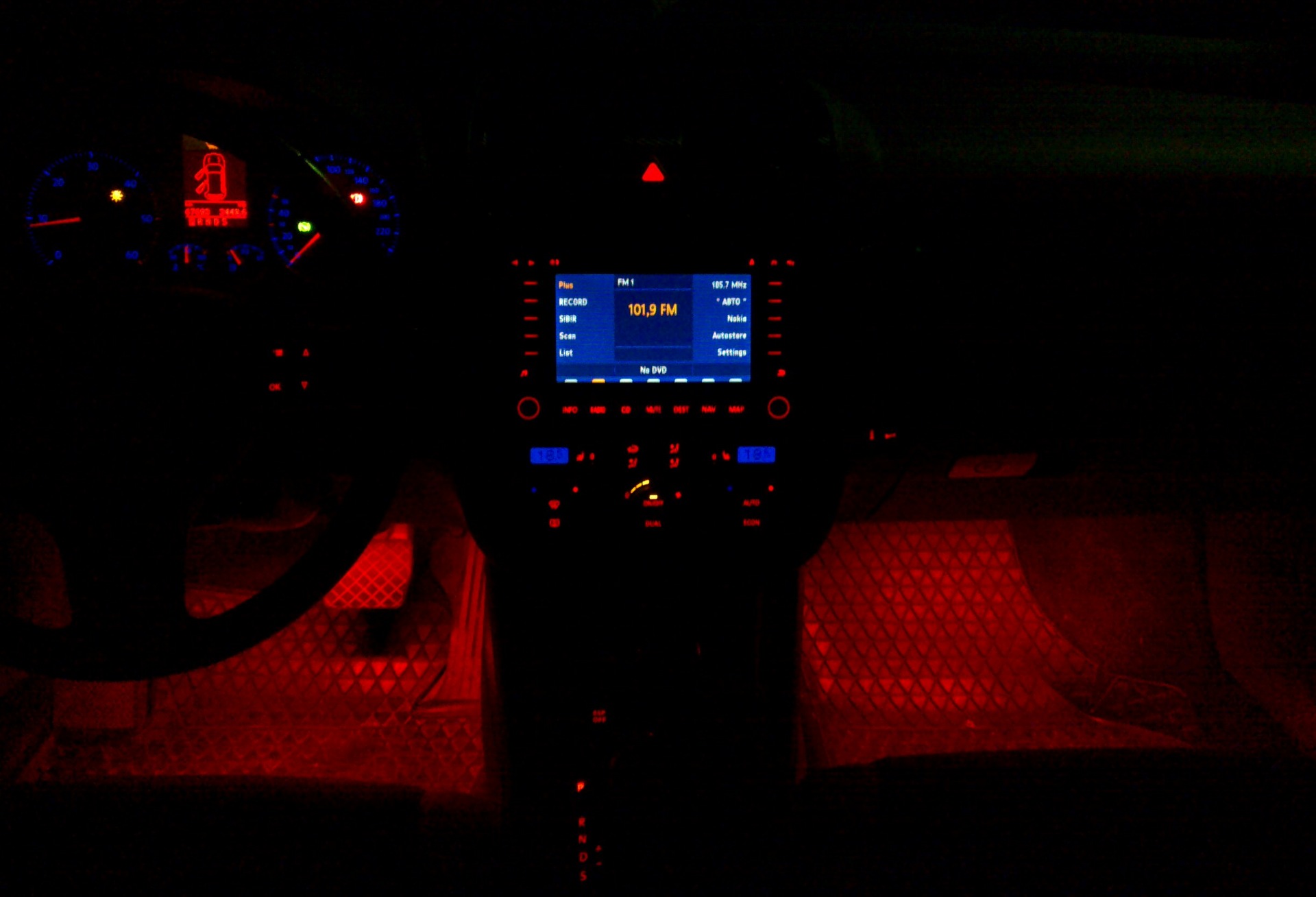 Подсветка в ноги — Volkswagen Golf Mk5, 2 л, 2007 года | тюнинг | DRIVE2