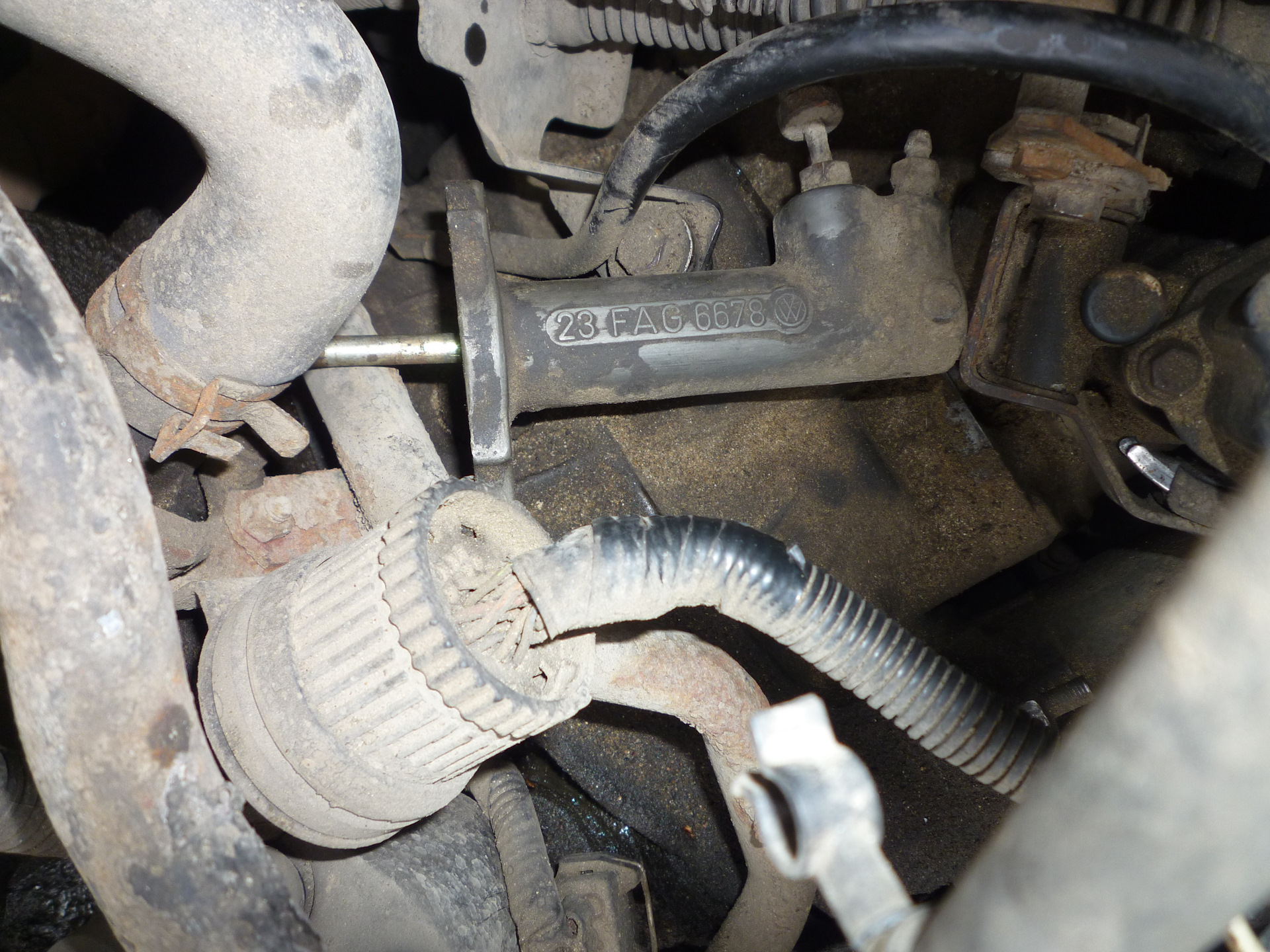 Volkswagen passat b5 педаль сцепления. Шланг рабочего цилиндра сцепления пассат б3. Тормозная система фольксваген 5. Шланг сцепления пассат б3. Штуцер сцепления пассат б5.