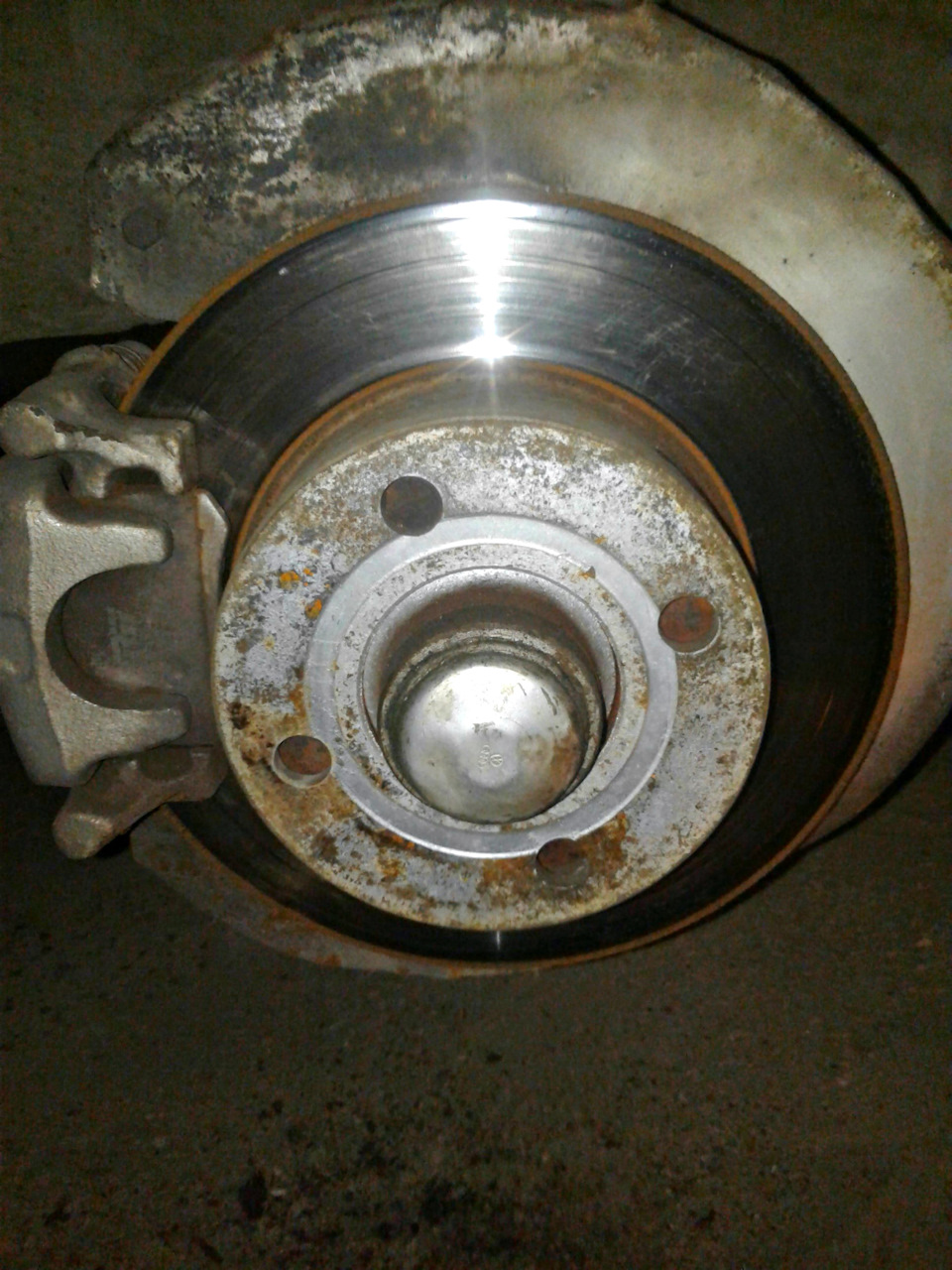 Замена задних тормозных дисков, колодок, ступицы и подшипников — Audi ...