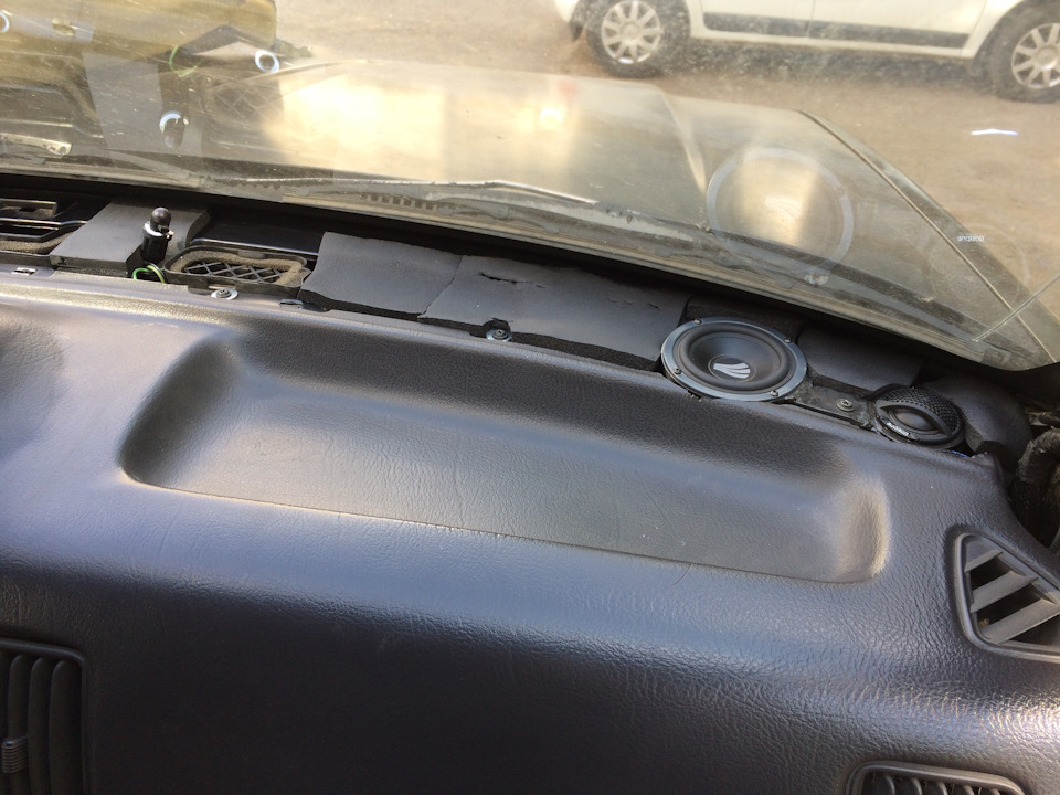 в конце сборки панели проклеил шумкой полости вокруг динамиков и воздуховодов — Jeep Grand Cherokee (ZJ)