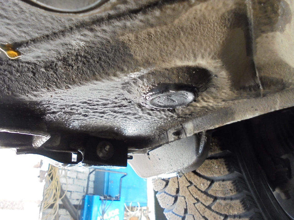 Щель в днище. Усилитель днища ваз 2114. Битум днища тойота. Дыра в днище. Трещины на дне авто.