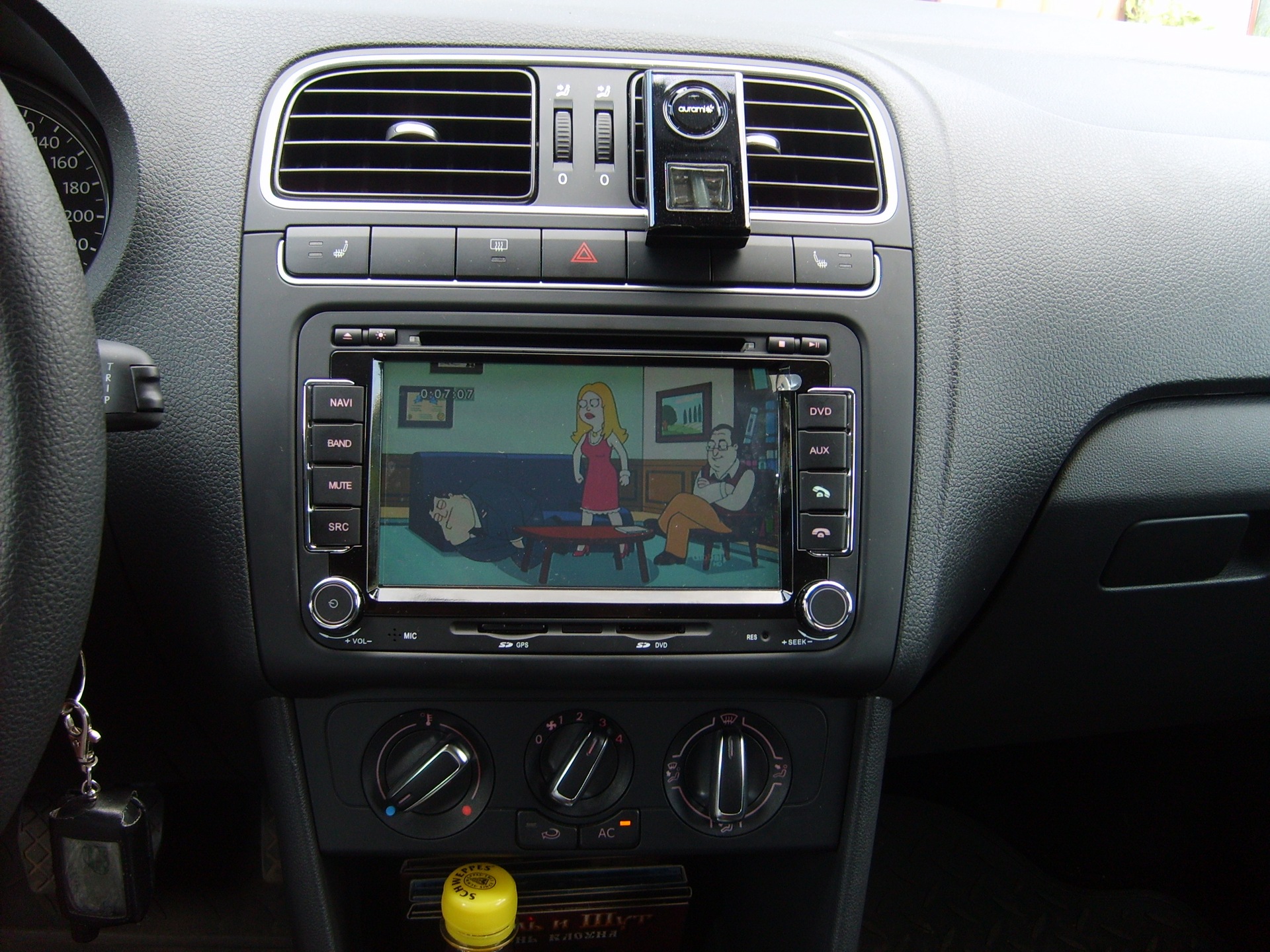 Магнитола TID-7501+USB в бардачке. — Volkswagen Polo Sedan, 1,6 л, 2010 ...