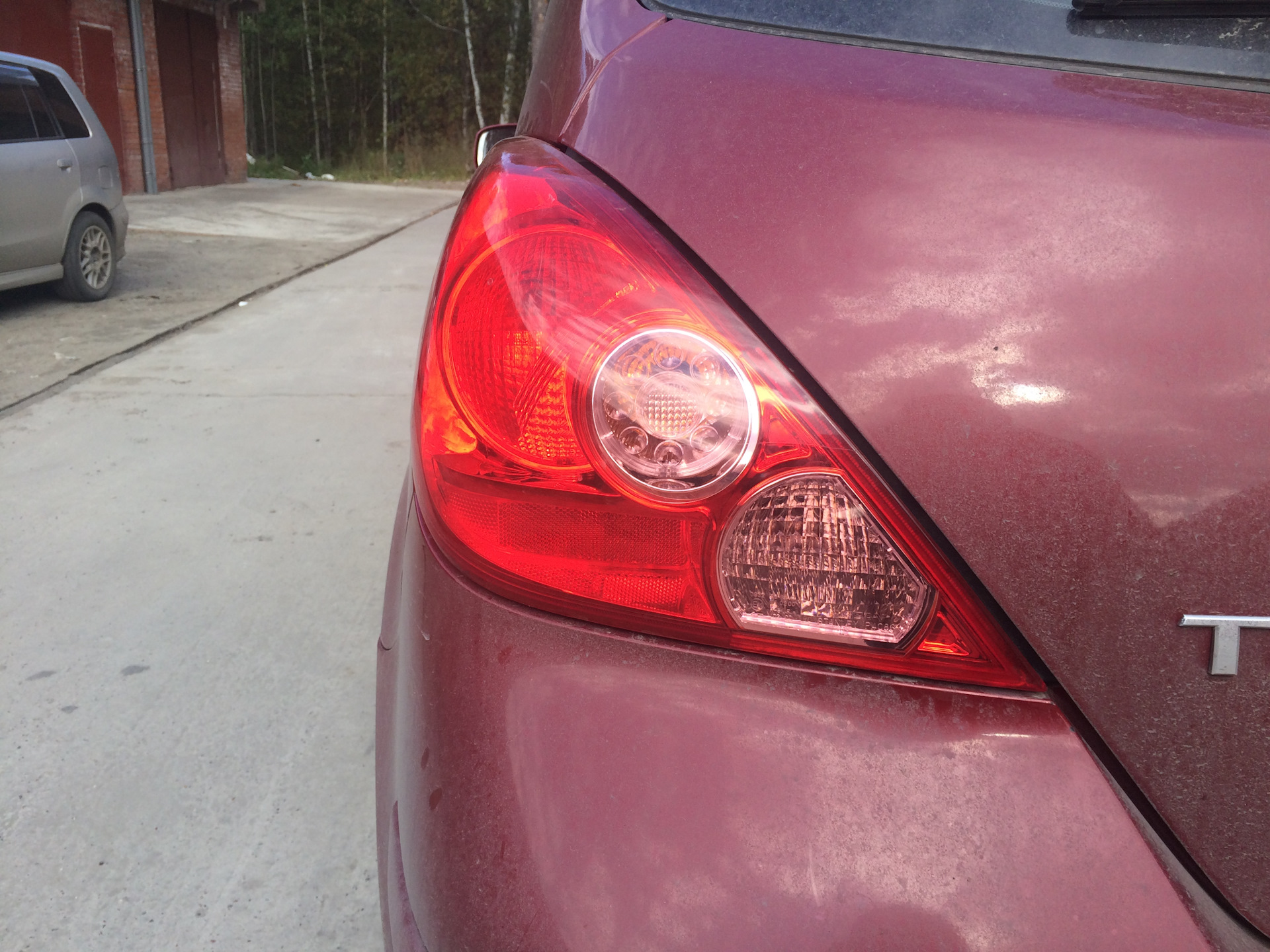 Меняет стоп-огни на Nissan Tiida