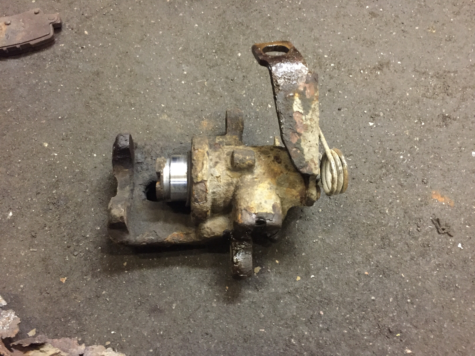 задний суппорт civic 4d. тормозной суппорт honda civic 4d. задние суппорта civic ek. задний левый суппорт хонда цивик 4д. стопор суппорта заднего хонда цивик 2008.