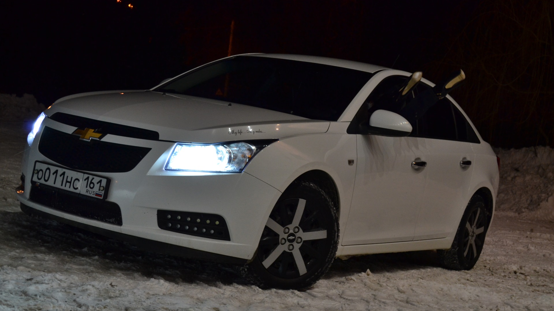 Chevrolet Cruze хэтчбек с девушкой