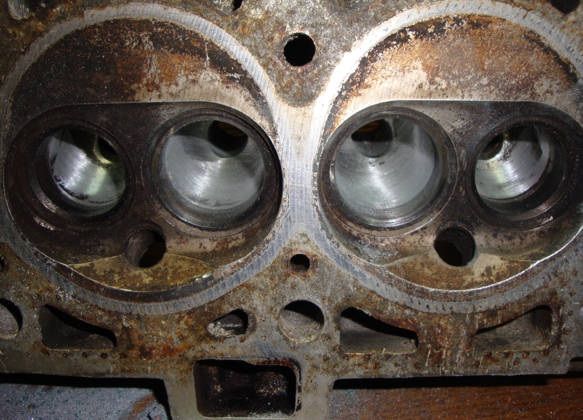 Какой двигатель гнет клапана гранта. Загнуло клапана Приора 16 клапанов. Погнуло клапана Гранта 8 клапанная. Прогорел клапан Гранта 8 клапанная. Гнутые клапана ВАЗ 2112 16 клапанов.
