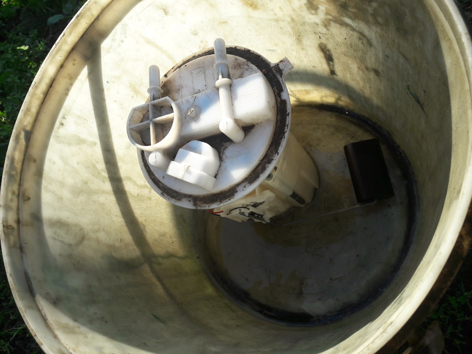 Замена сетки бензонасоса — Lada 2114, 1,6 л, 2012 года | своими руками ...