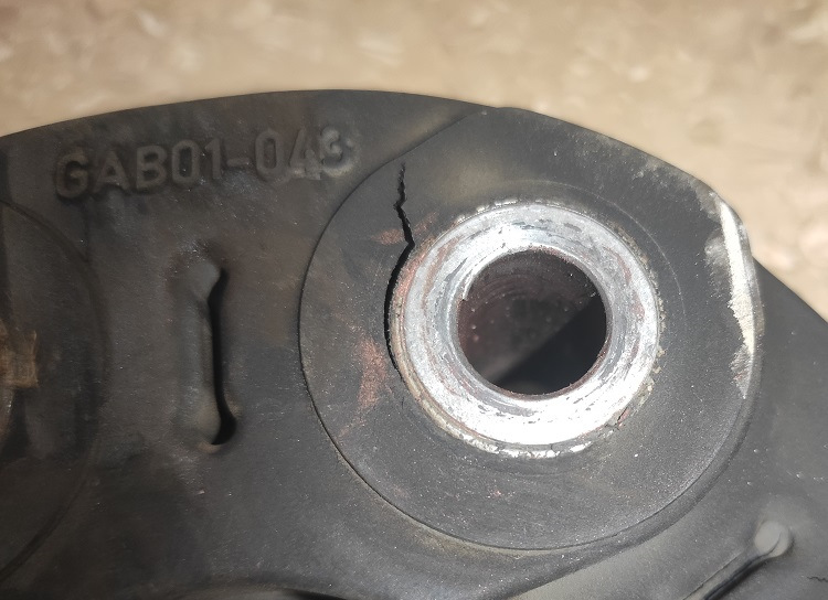 Трещина у крепления — BMW 5 series (F10). Запчасти на фото: GAB01