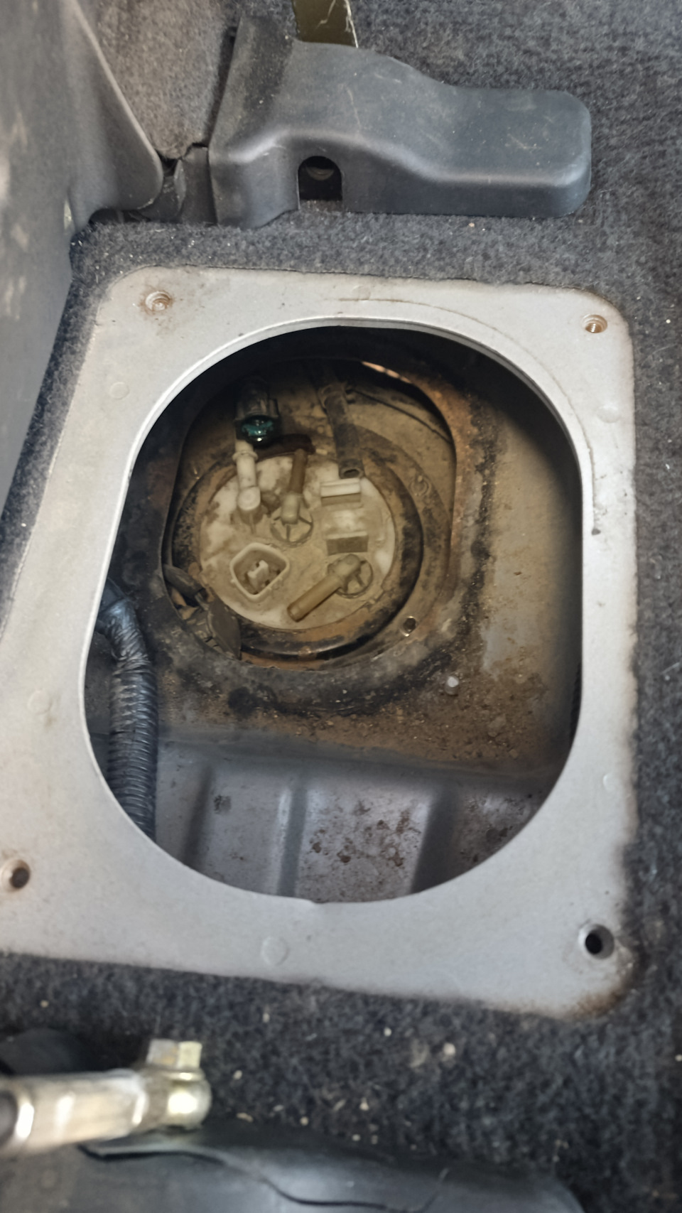 чтобы снять топливную трубку в отстутствие спец инструмента надеваем на узкие плоскогубцы гайки и нажимаем на защелку пошатывая ее в стороны — Mitsubishi Pajero (3G)