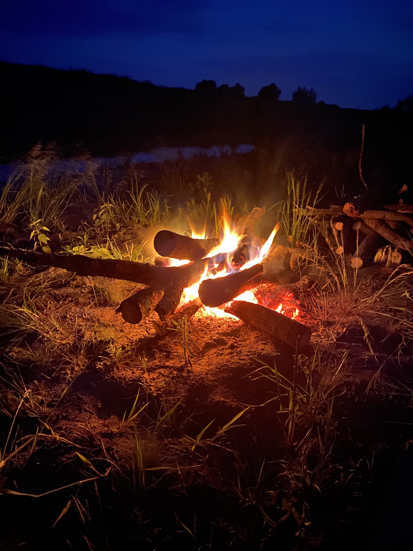 Разгорается ярко. Ранняя заря. Огонь. Догорающий костер. Гори огнем.