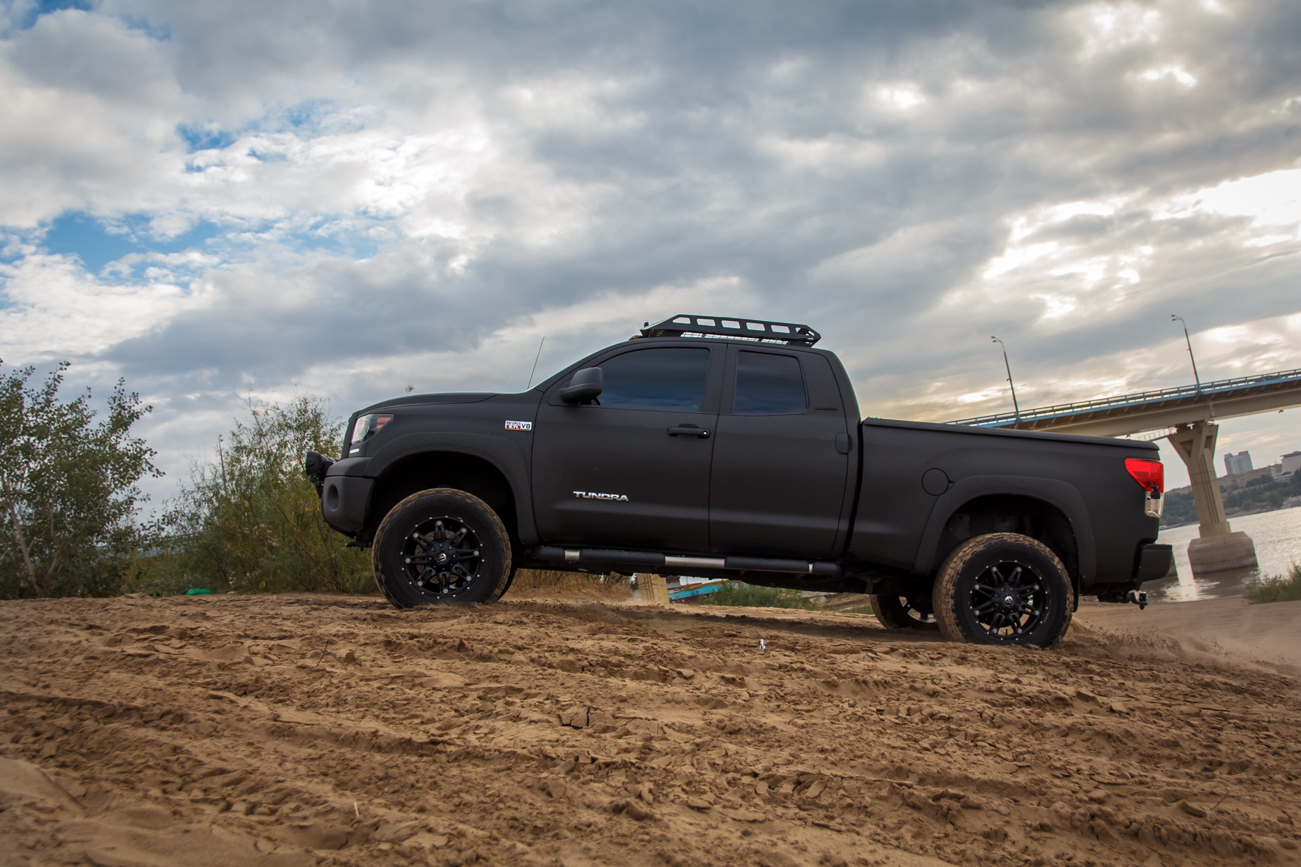 Багажник тундра. Toyota Tundra экспедиционный. Тойота тундра экспедиционная. Toyota Tundra багажник. Экспедиционный багажник на Тойота тундра.