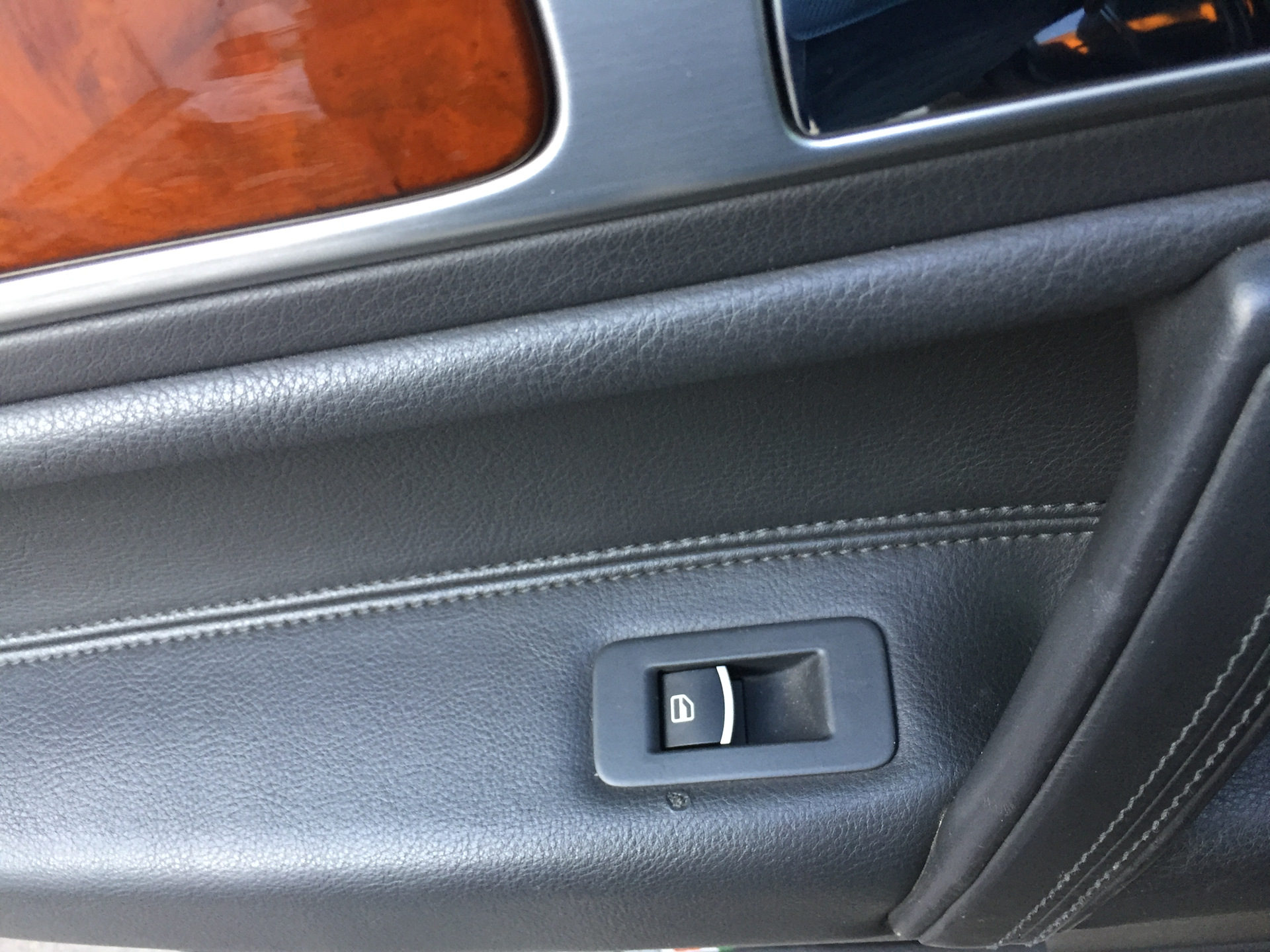 Обшивки дверей туарег. Заглушка обшивки водительской двери Фольксваген Туарег. Дверная карта Volkswagen Touareg NF. Фольксваген Туарег 16 года кнопки на двери. Двери с декоративными вставками.