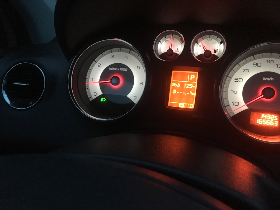 Не сразу падает стрелка тахометра — Peugeot 308 (1G), 1,6 л, 2010 года ...